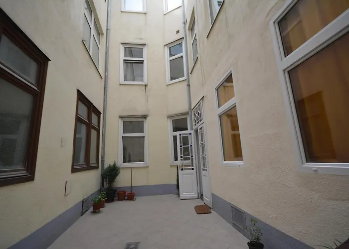 Vienna Holiday Apartments *